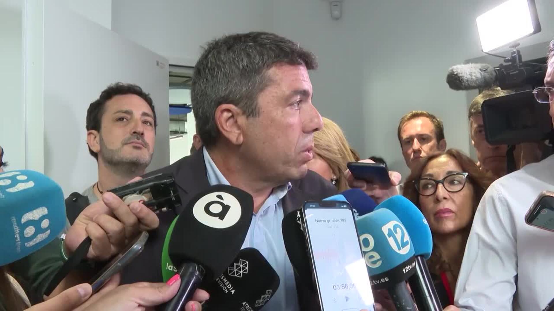 Mazón recalca que es licenciado en Derecho y critica el currículum de Bernabé