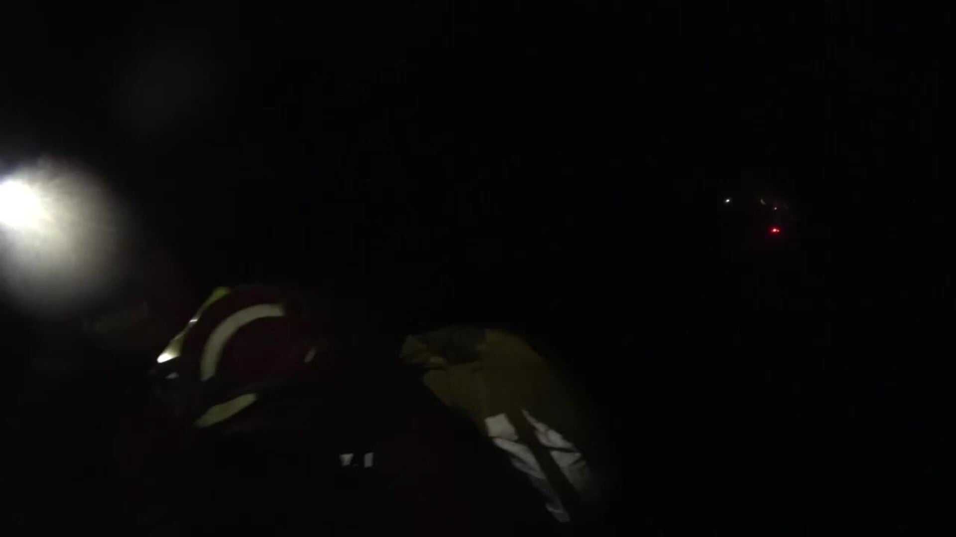Efectivos de la UME trabajan en la madrugada de este viernes en el incendio de Las Hurdes