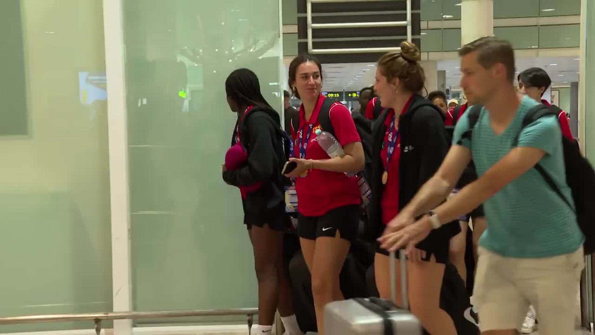 Las jugadoras de la selección U20 ya están en España con la medalla de oro del Eurobasket
