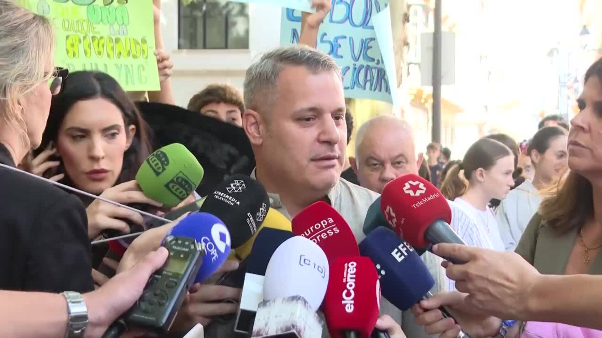 Pancartas con 'No a la violencia escolar' arropan a la familia de Sandra Peña en Sevilla