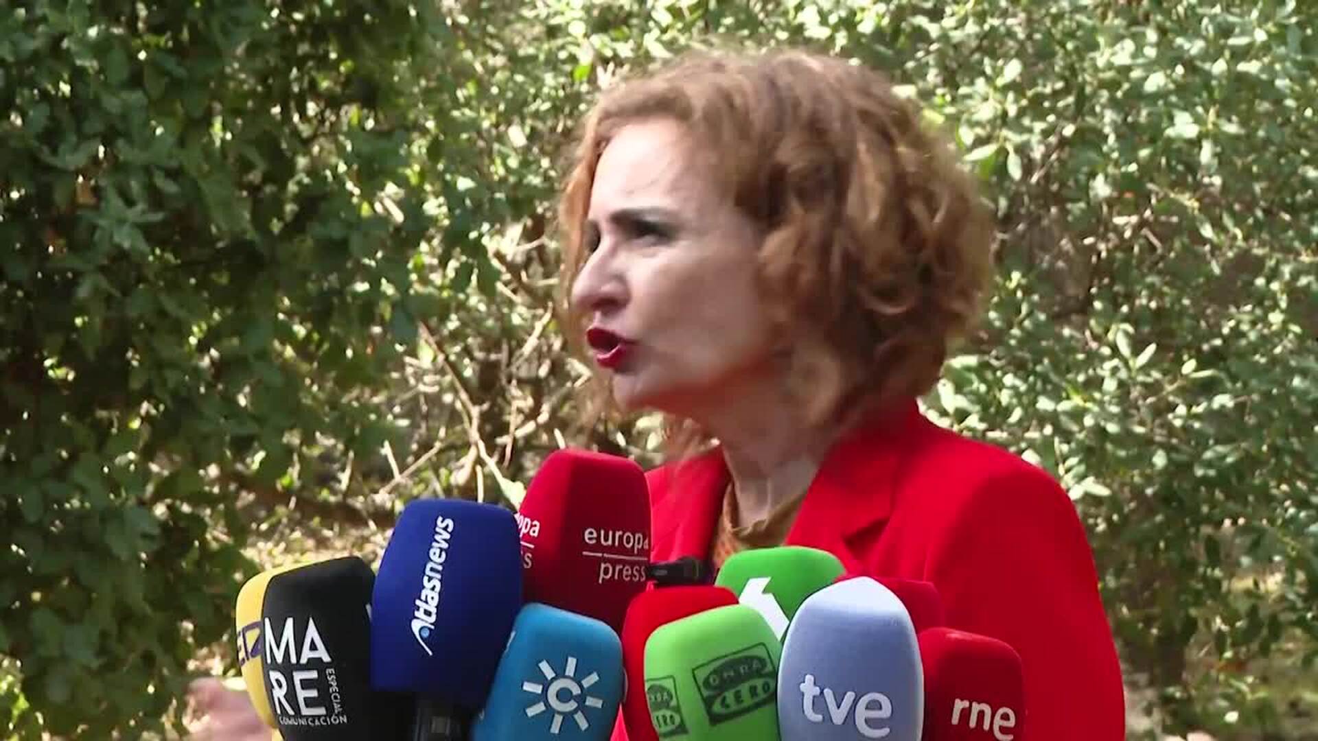 Montero defiende la "transparencia" de pagos del PSOE frente a "sobresueldos" del PP