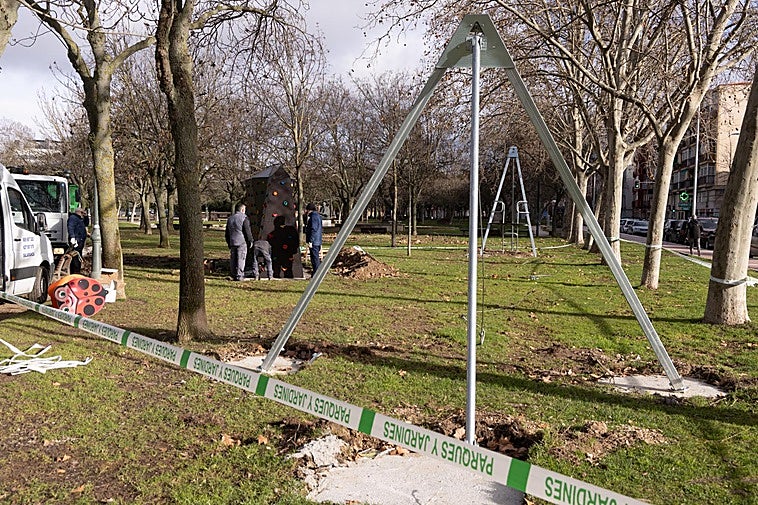 Una tirolina de 25 metros y un rocódromo infantil dan más vida al Parque de la Paz en Delicias