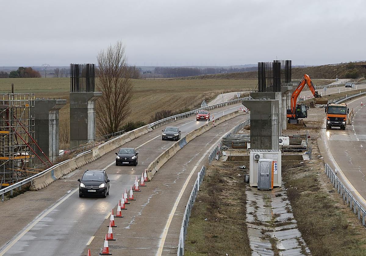 Las obras del AVE cortan la A-67 a la altura de Herrera en sentido a ...