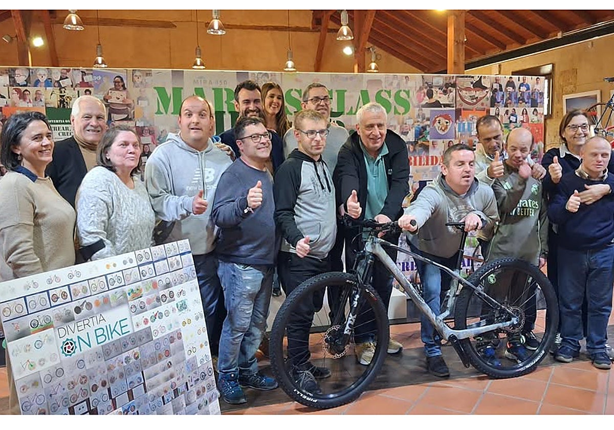 Leo Harlem presenta en Rioseco la bicicleta artística Mirar 5.0