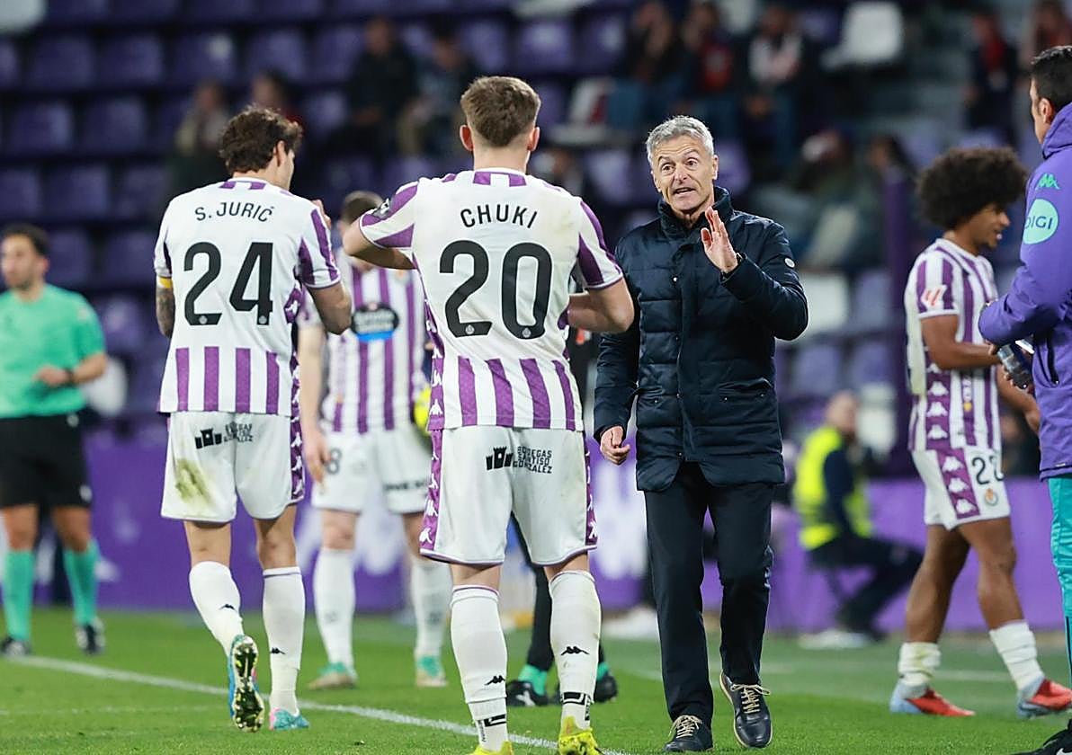 Escribá habla con Chuki el pasado sábado en el partido del Real Valladolid ante el Huesca