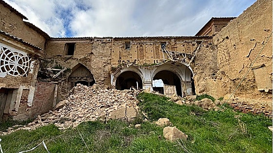 Se derrumba la espadaña de la iglesia del convento de San Bernardino de Cuenca de Campos
