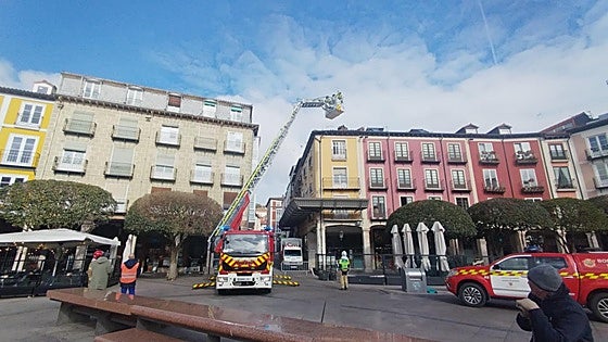 El Ayuntamiento de Burgos desaloja un edificio del centro y blinda el perímetro ante el riesgo de derrumbe