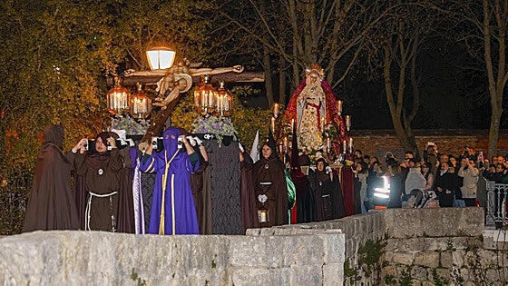 Los cofrades palentinos oran a los difuntos en la iglesia de Allende el Río