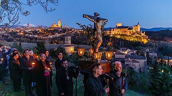 Segovia luce en la noche mística de los carmelitas