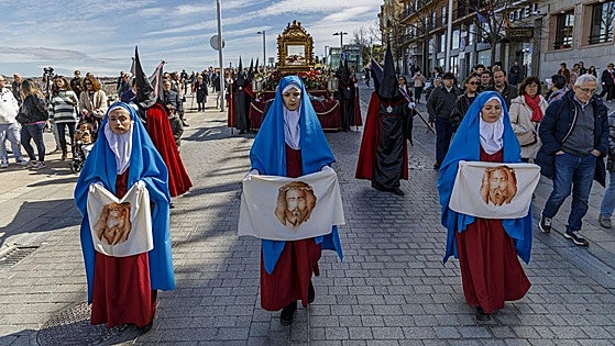 Llegan a la Catedral los Cristos de San Marcos y de los Gascones