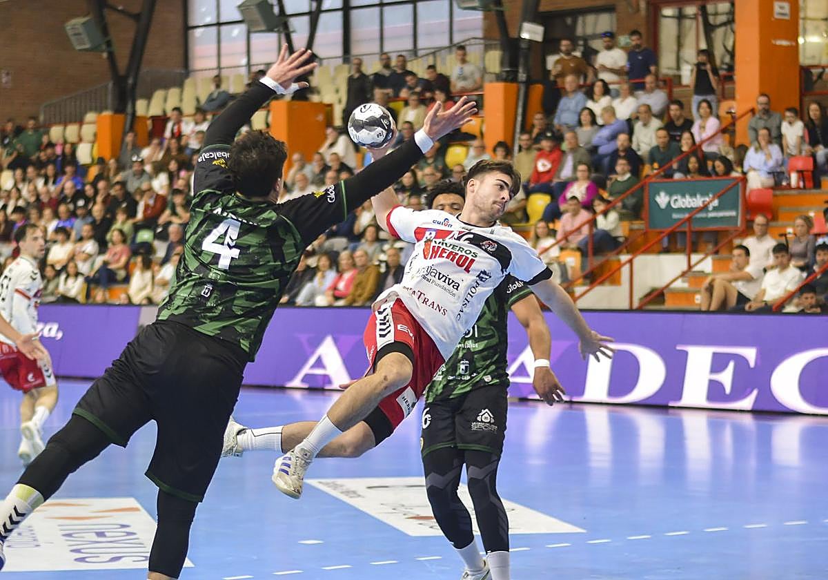 El Balonmano Nava pierde más de dos puntos sobre la bocina | El Norte ...