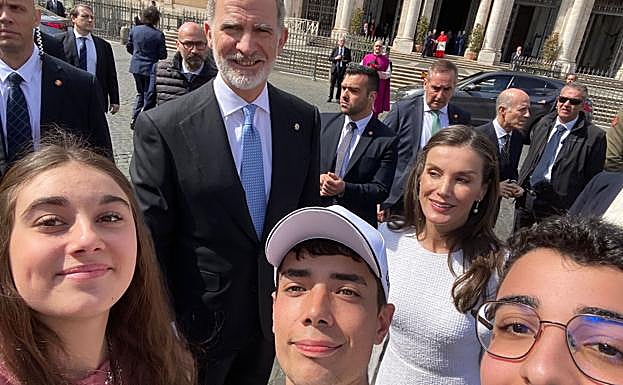 Algunos alumnos del IES Virgen de la Calle, junto a los Reyes de España.