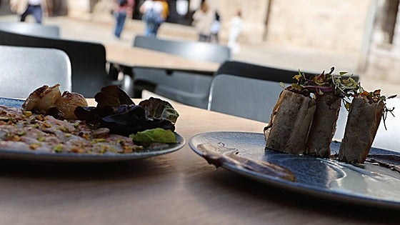 La Controversia de una carrillera con chocolate y un carpaccio de gambón frente al Museo Nacional de Escultura