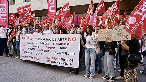 Trabajadores y delegados de UGT de las grandes cadenas de moda se concentran ante el Zara de Constitución
