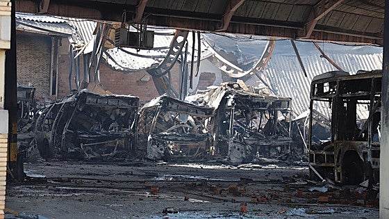 Así han quedado la cochera de los autobuses municipales de Burgos después del incendio