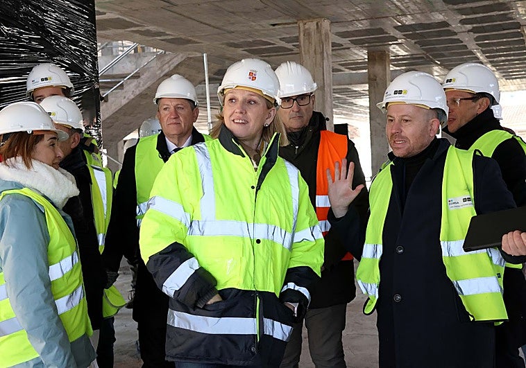 En el centro, la vicepresidenta de la Junta de Castilla y León y consejera de Familia e Igualdad de Oportunidades, Isabel Blanco, en una visita a las obras de la nueva residencia de Zamora en enero de 2025.