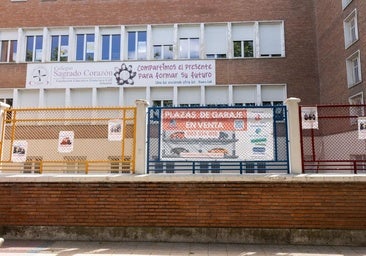 Valla en el colegio del colegio de La Anunciata con el anuncio de las nuevas plazas de aparcamiento.