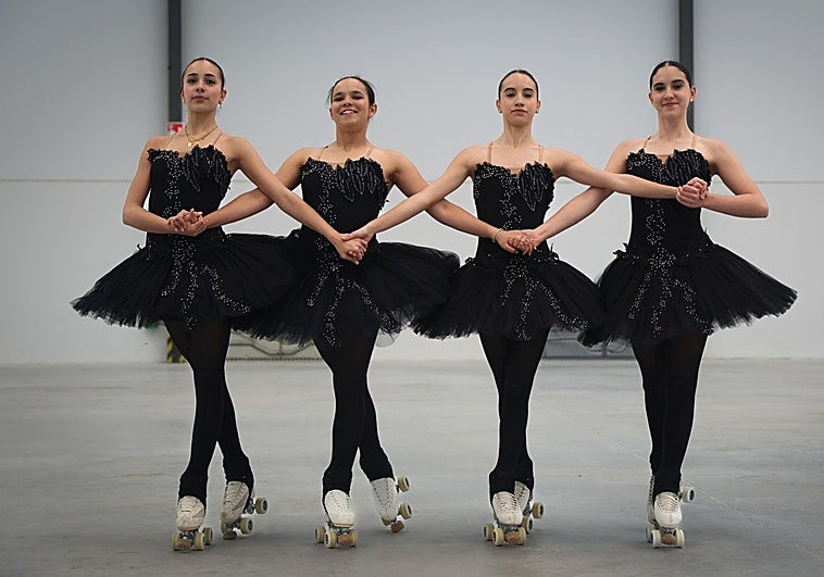 Ada Trejo, Ana García y las hermanas Irene y Sara Sánchez, realizando la coreografía en la sede del Club Patín Arroyo Sotoverde en Arroyo de la Encomienda