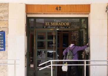 Una vecina llama al telefonillo del portal donde fueron halladas ambas sin vida el pasado martes.
