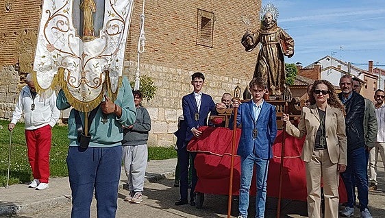 Cuenca de Campos procesiona a San Bernardino de Siena hasta su ermita
