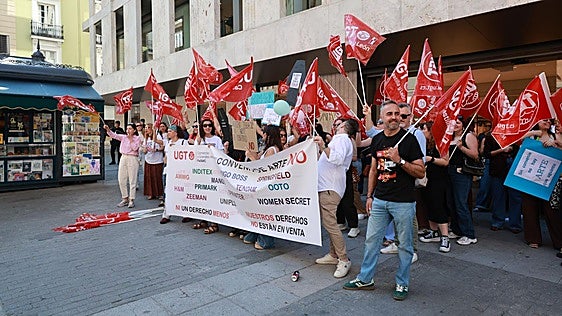 La huelga del comercio cierra varias tiendas de grandes marcas: «Mis derechos no están de rebajas»