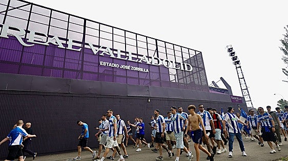 Miles de aficionados deportivistas se aglomeraron a las puertas de Zorrilla con la esperanza de conseguir entrada
