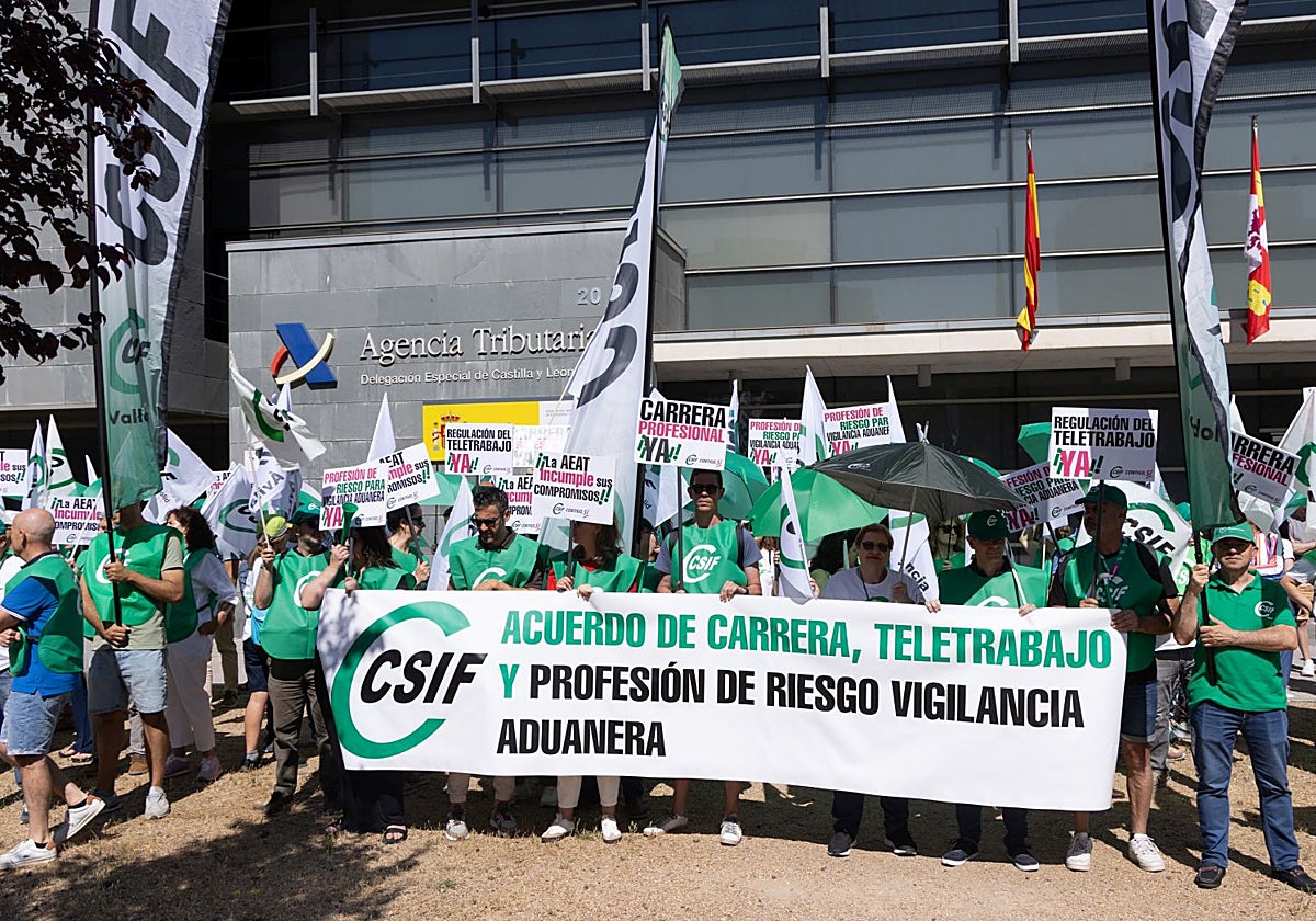 Los trabajadores de Hacienda sacan su huelga a la calle en Valladolid en plena campaña de la Renta 2025 | El Norte de Castilla