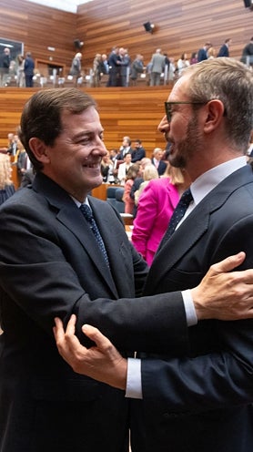 Imagen secundaria 2 - Mañueco junto a Isabel Blanco, con su esposa Fina y su suegra, y con el senador Javier Maroto.