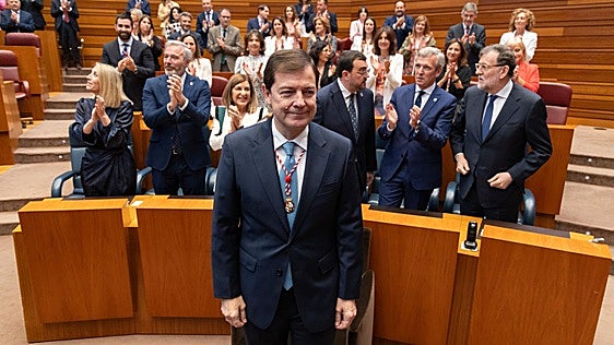 Mañueco jura el cargo hiperarropado por el PP, a diferencia de 2022, y prometiendo «ilusionar» a Castilla y León