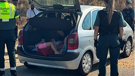 Denunciado por transportar a dos menores en el maletero en Mota del Marqués