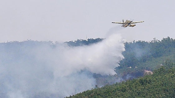 La orografía y el viento complican el incendio de Valdepiélago, que presenta llama más baja