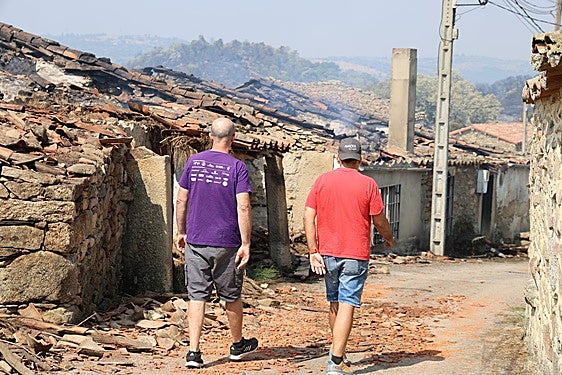 Vecinos de Mámoles narran la lucha nocturna junto a los bomberos contra llamas de once metros