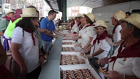 La degustación del postre oficial de peñas rodea Plaza España