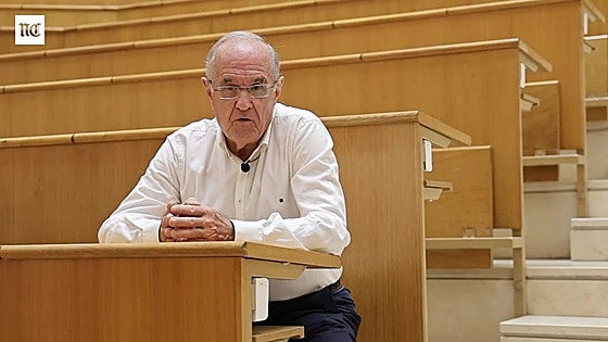 El médico jubilado de Valladolid que continúa investigando tras medio siglo de profesión