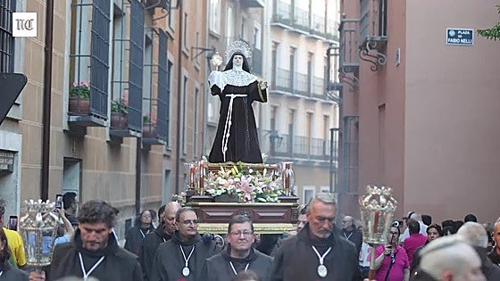 Cofrades y espectadores llenan el centro de Valladolid por la procesión de San Francisco de Asís