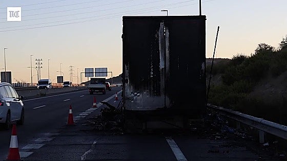 Aparatoso incendio de un camión en la VA-30