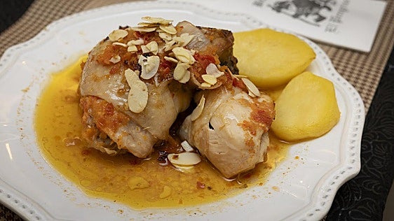 Un pollo estofado al estilo sefardí en un conocido restaurante del barrio del Hospital