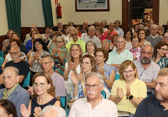 El público llenó la sala en la que se celebró el acto.