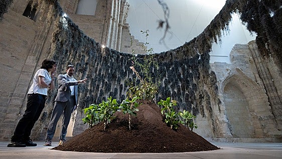 Paulo Nazareth planta y proyecta su plegaria a las madres en el Patio Herreriano