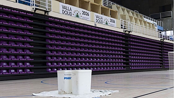 El Grupo Municipal Socialista pide explicaciones sobre el futuro del polideportivo Pisuerga, que ya luce cubos