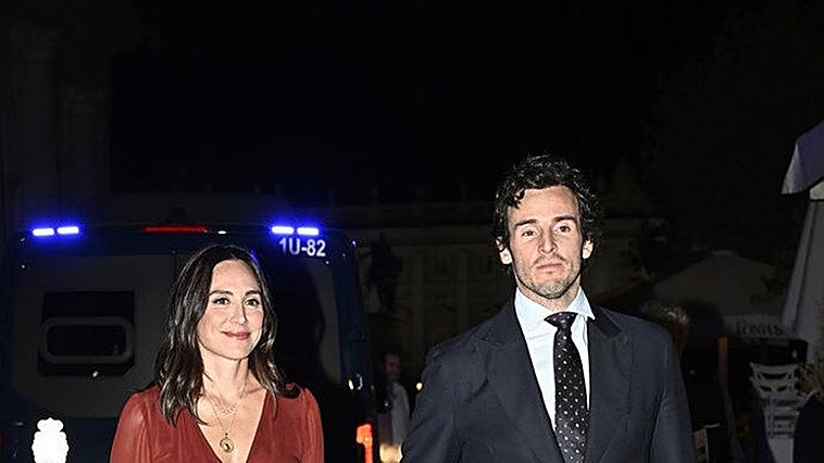 Tamara Falcó 'pierde' un zapato a la salida la ópera y la confunden con Chabeli Iglesias