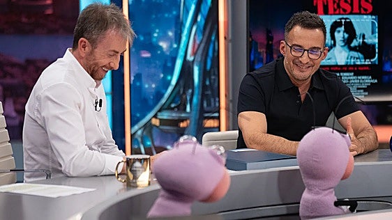 Amenábar muestra a Pablo Motos el guion original de 'Tesis' en el 30 aniversario de la película
