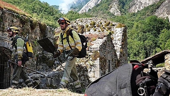 Las temperaturas «tropicales» y el aviso por tormentas eléctricas complican el incendio de nivel 2 en Picos de Europa