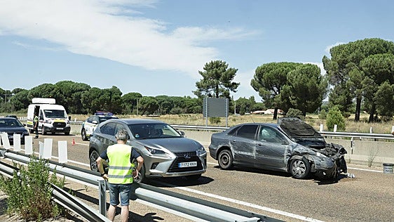Una aparatosa salida de vía en la N-601 a la altura de Laguna de Duero se salda sin heridos