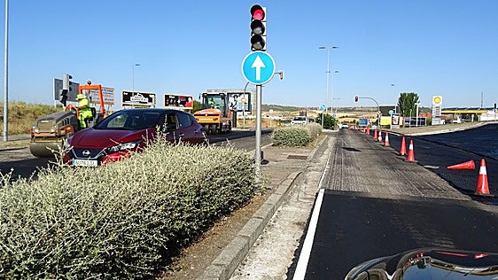 El corte sorpresa para asfaltar el acceso a Parquesol por el sur vuelve a atascar el corredor hacia RÍO Shopping