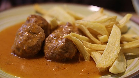 Cocina casera, raciones generosas y sabor de barrio, el encanto incombustible del restaurante River Valley