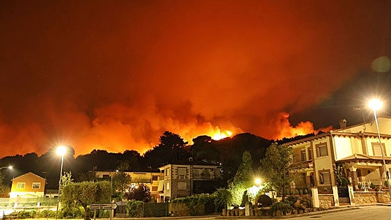 Mañueco promete ayudas para los afectados por el incendio de Ávila: «Estamos a su lado»