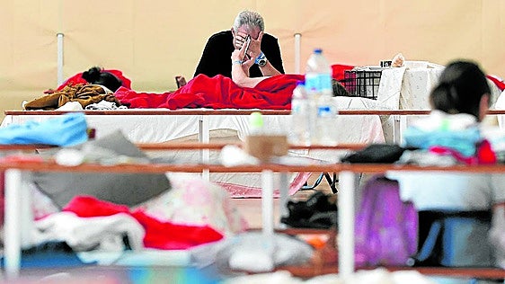 Los primeros vecinos desalojados por el incendio de Burgohondo regresan a sus casas