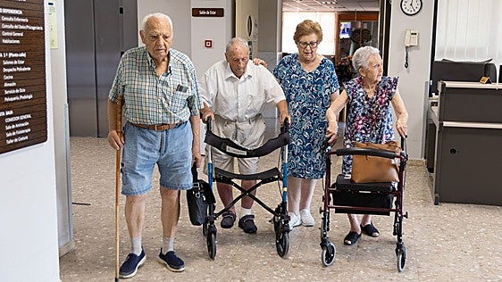 Los ancianos realojados en Valladolid ante el imparable fuego de Ávila: «Nos tocó salir con lo puesto»
