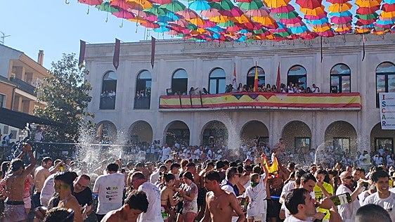 Íscar se echa a la calle para dar la bienvenida a sus fiestas con el desfile de peñas y el zambombazo